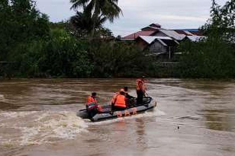 Tim SAR Basarnas Kutai Timur mencari Abu (20), warga Sangata yang tenggelam saat berenang di Sungai Masabang. Korban tenggelam karena terseret arus deras.