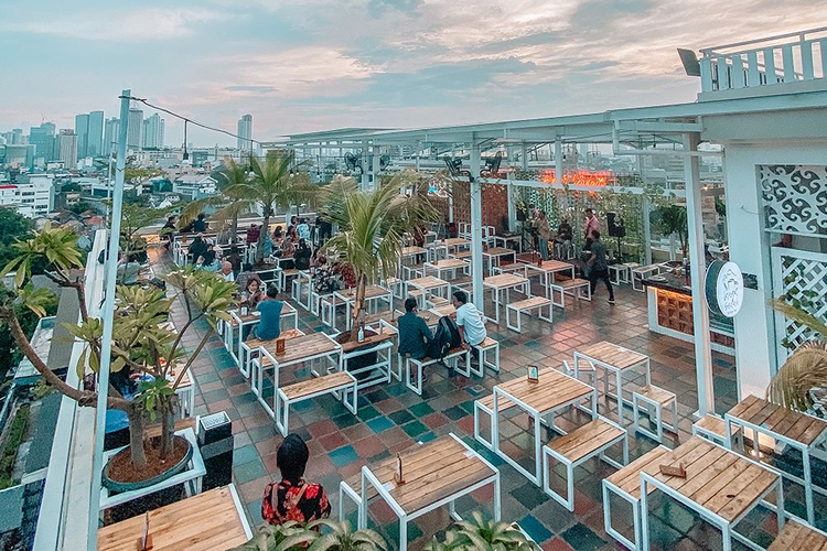 Foto : 9 Kafe Rooftop di Jakarta Pusat, Bisa Lihat Gedung Pencakar