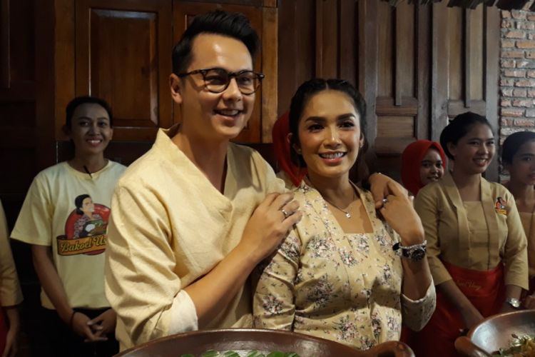 Ussy Sulistiawaty dan suaminya, Andhika Pratama, mengadakan acara pembukaan rumah makan baru mereka, Bakoel Ussy, di Jalan Dewi Sartika, Jakarta Timur, Rabu (26/9/2018).