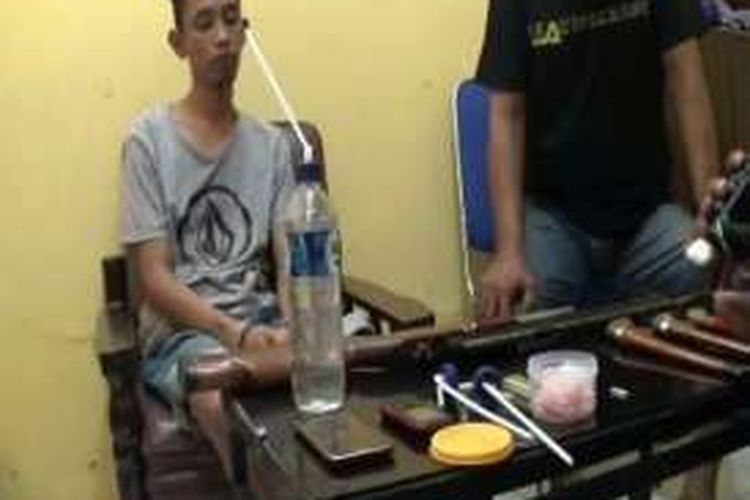suryono syahrir (25 tahun)  pemuda asal Pinrang sulawesi selatan ditangkap petugas saat berusaha menyelundupkan paket sabu-sabu kristal ke dalam sel tahanan polsek watang sawitto pinrang, Jumat (22/7).