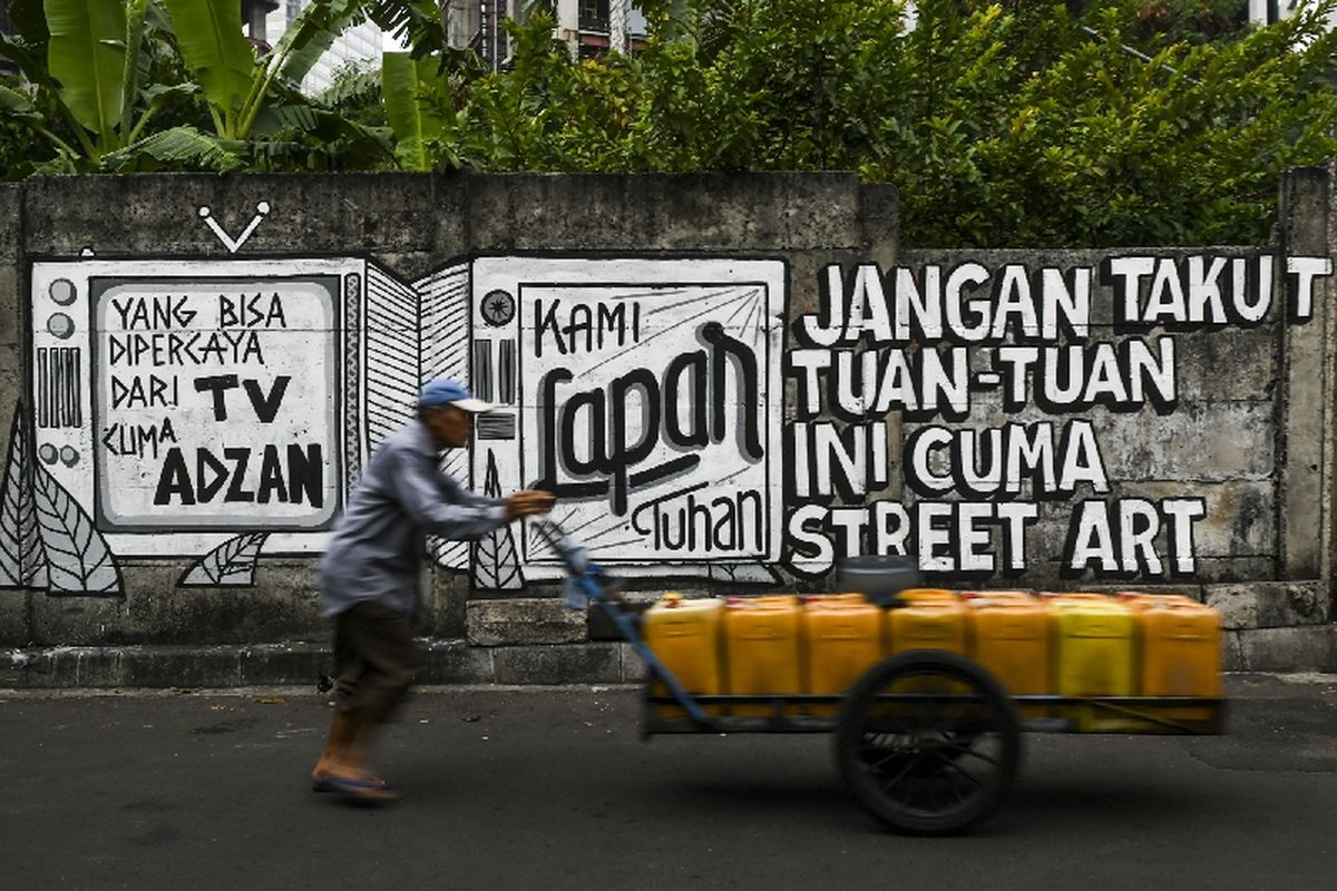 Mural kritik di kelurahan Kebon Kacang, Kecamatan Tanah Abang, Jakarta Pusat, Selasa (24/8/2021). 