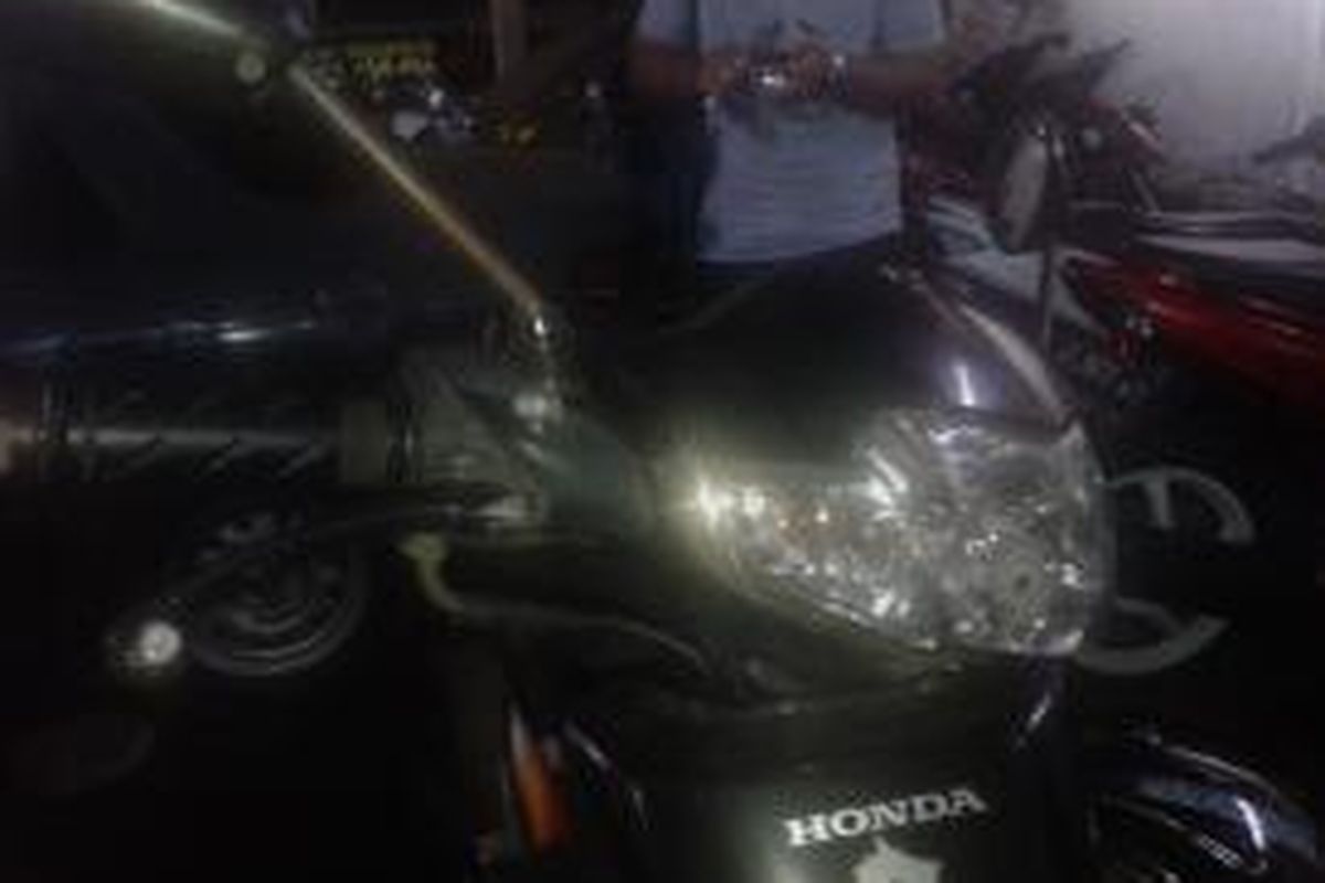 Motor Ahmad Guntur (53) diamankan di Polres Jakarta Selatan setelah mengalami kecelakaan di underpass Trunojoyo, Kebayoran Baru, Jakarta Selatan, Selasa (3/2/2015). 