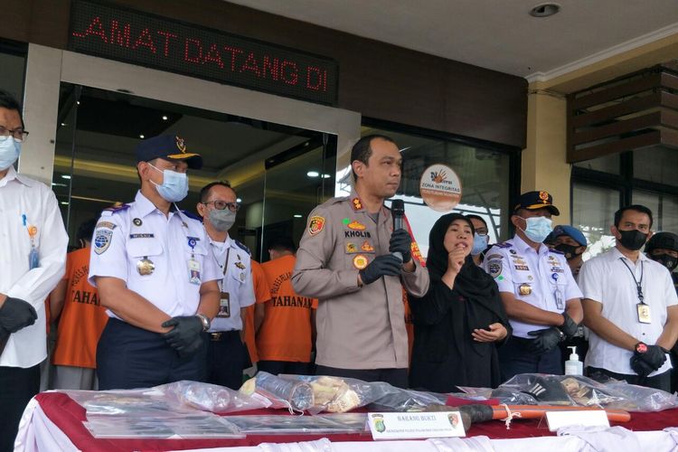 Polres Pelabuhan Tanjung Priok memgungkap kasus pencurian besi penyangga jembatan di Pelabuhan Tanjung Priok, Senin (14/6/2021).