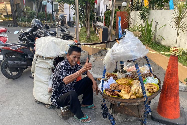 Kisah Mbah Senen Penjual Angkringan Pikul Terakhir di Solo, Angkut 60 Kg di Usia 74 Tahun