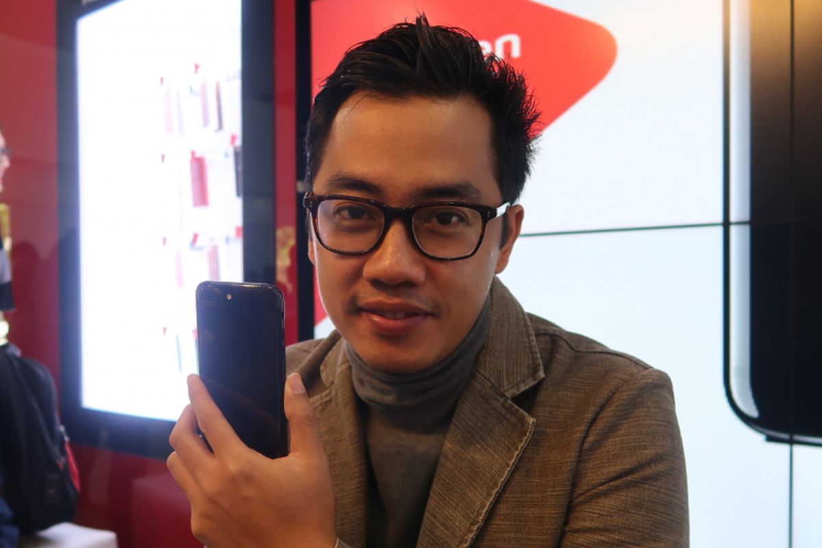 Dennis Adhiswara turut mengantre untuk membeli iPhone 7 di Galeri Smartfren Sabang, Jakarta, Jumat (31/3/2017).