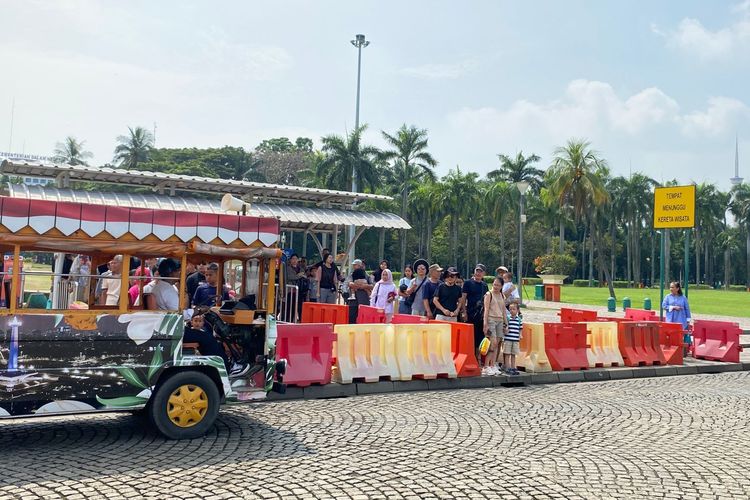 Kereta Wisata Monas Diminati, Pengunjung Rela Antre di Bawah Terik Matahari