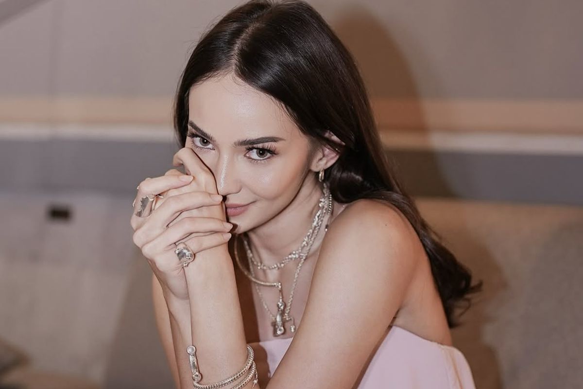 Enzy Storia tidak andalkan hairstylist untuk merawat rambut.