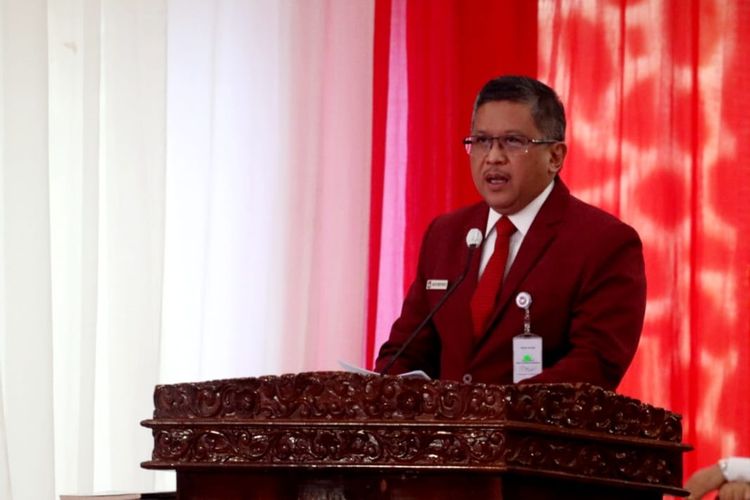Sekretaris Jenderal DPP PDI-P Hasto Kristiyanto saat menjalankan sidang promosi doktor di Universitas Pertahanan, Bogor, Jawa Barat, Senin (6/6/2022).