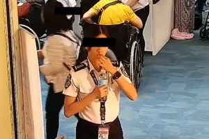 Ketika Satpam Bandara Kepergok Telan Uang Penumpang Pesawat...