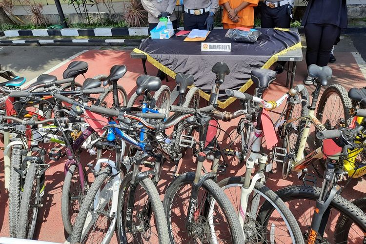 Sepeda yang diamankan polisi dari pelaku AS dan HL yang merupakan residivis pencurian sepeda dalam rilis di Mapolresta Malang Kota, Jumat (27/8/2021).