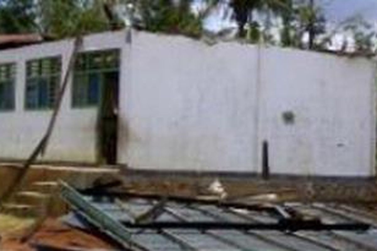 Atap SDI Nobi - Atap SDI Nobi yang terbongkar akibat puting beliung.