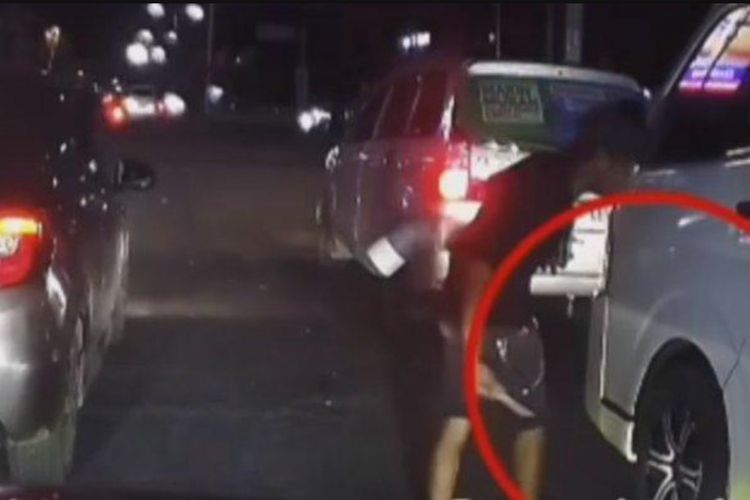 Seorang pengamen menusuk ban mobil pengendara menggunakan senjata tajam.
