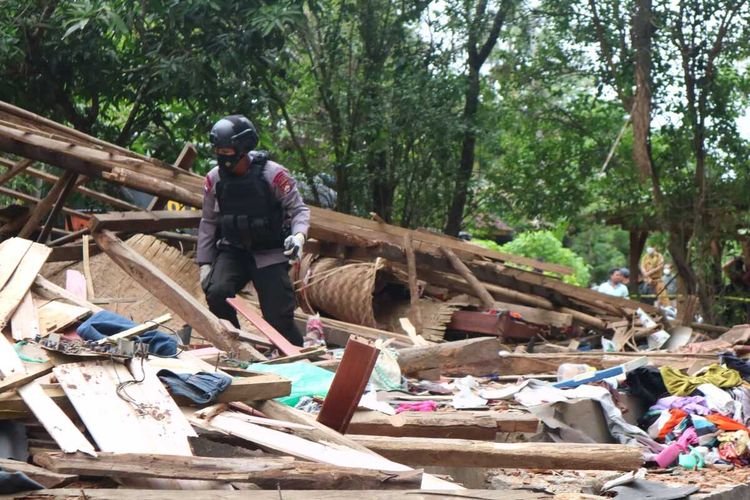 Unit Jibom dari Detasemen Gegana Satbrimob Polda Banten diturunkan di lokasi ledakan yang terjadi di rumah warga di Kampung Cisaat, Desa Tangkilsari, Kecamatan Cimanggung, Kabupaten Pandeglang, Senin (10/1/2022)