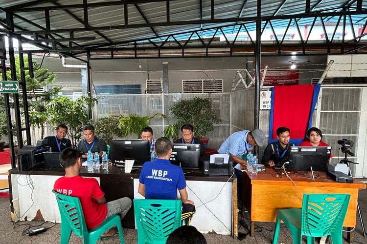 Narapidana melakukan perekaman e-KTP di Lapas Bagansiapiapi, Kabupaten Rokan Hilir, Riau, Senin (29/1/2024).