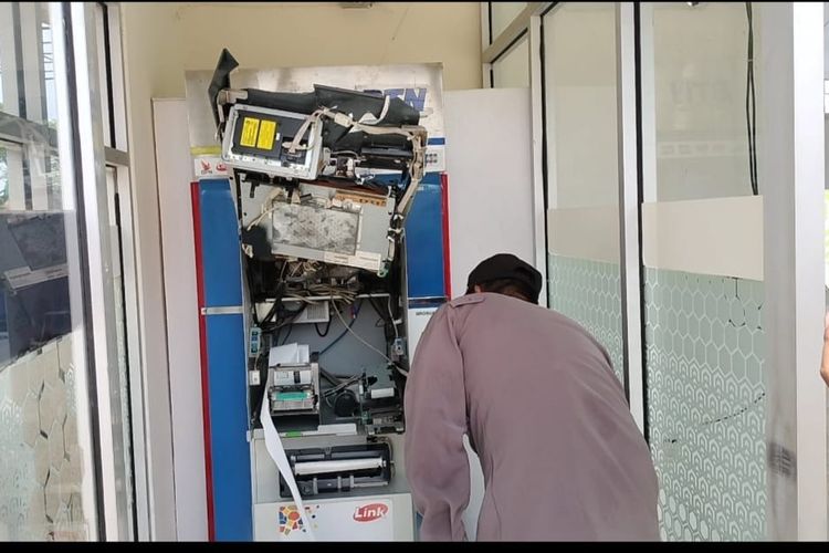 Anjungan tunai mandiri (ATM) Bank Tabungan Negara (BTN) di Jalan Arteri Supadio, Kecamatan Sungai Raya, Kabupaten Kubu Raya, Kalimantan Barat (Kalbar) dirusak dan dibobol. 