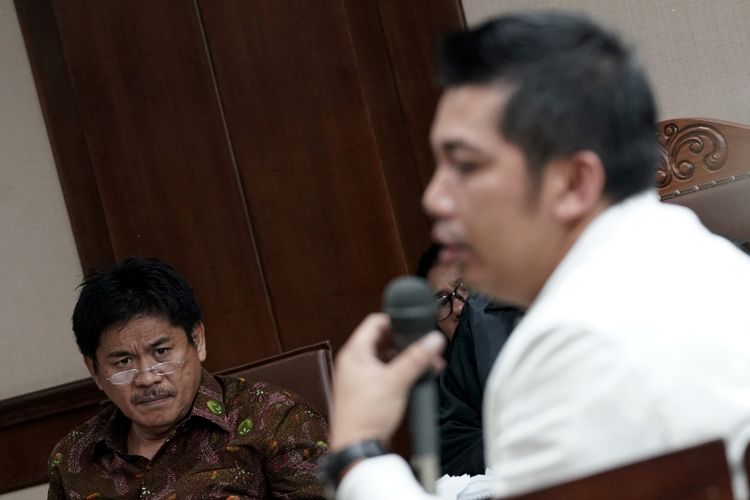 Terdakwa anggota Komisi V DPR Musa Zainuddin (kiri) mendengarkan keterangan saksi terpidana Abdul Khoir (kanan) saat sidang kasus suap proyek pembangunan jalan di Maluku dan Maluku Utara, di Pengadilan Tipikor, Jakarta, Rabu (9/8). Sidang tersebut beragendakan pemeriksaan saksi yang dihadirkan Jaksa Penuntut Umum KPK, di antaranya yaitu Abdul Khoir yang merupakan terpidana dalam kasus yang sama. ANTARA FOTO/Sigid Kurniawan/kye/17.