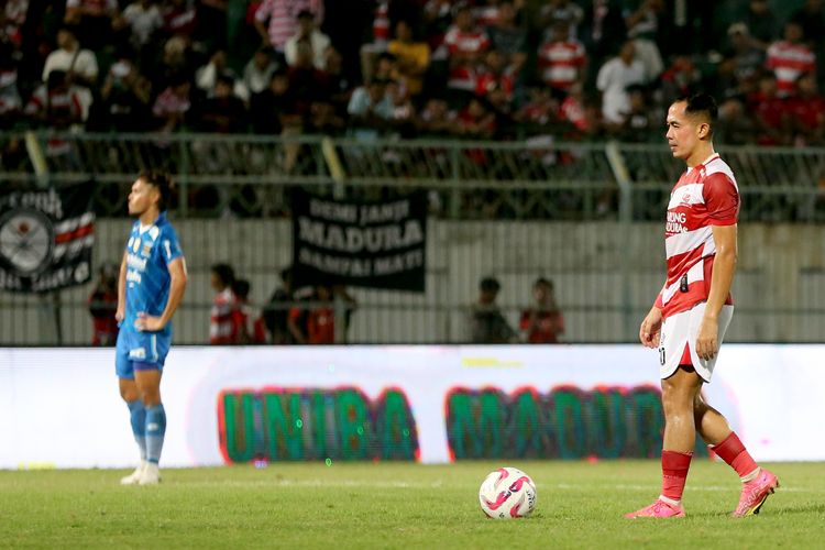 Pemain senior Madura United Slamet Nurcahyo saat akan melakukan eksekusi penalti saat laga final leg kedua Championship Series Liga 1 2023-2024 melawan Persib Bandung yang berakhir dengan skor 1-3 di Stadion Bangkalan, Jumat (31/5/2024) malam.