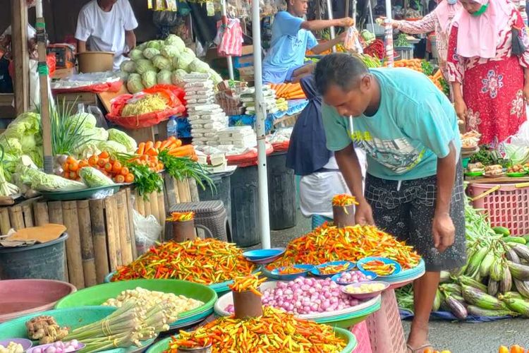 Pasar tradisional adalah pasar yang dilaksanakan secara tradisional berdasarkan ciri-ciri tertentu