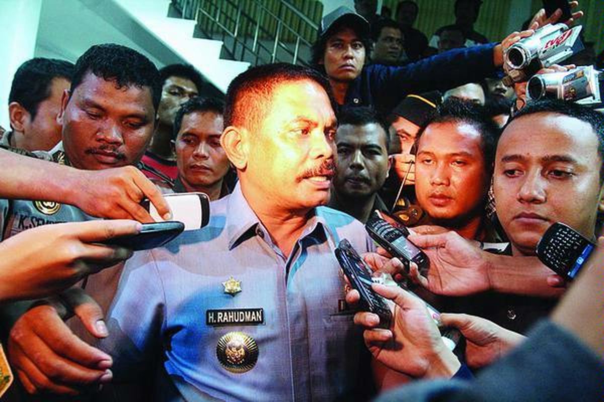 Wali kota Medan Rahudman Harahap (tengah) menjawab pertanyaan wartawan seusai menjalani pemeriksaan di Gedung Kejaksaan Tinggi Sumatera Utara,  Medan, Senin (3/12). Dia diperiksa terkait kasus korupsi di Pemerintah Kabupaten Tapanuli Selatan.  