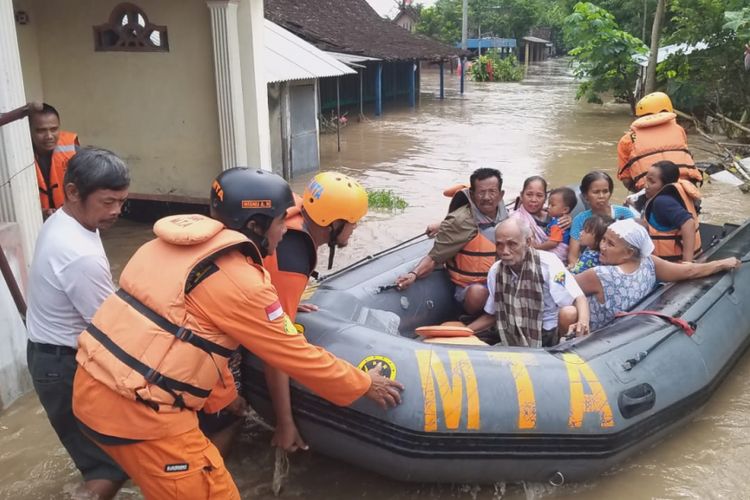 EVAKUASI --Tim gabungan SAR mengevakuasi para manula, balita dan ibu-ibu yang terjebak didalam rumah setelah banjir menerjang rumah warga Desa Purworejo, Kecamatan Pilangkenceng, Kabupaten Madiun, Rabu ( 6 / 3 / 2019) .