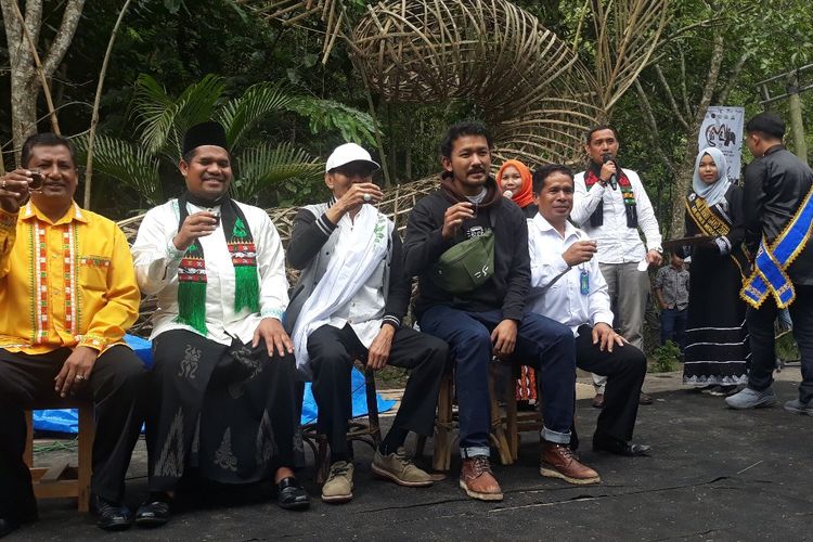 Bupati Bener Meriah, Sarkawi (Mengenakan kain sarung) bersama artis peran Rio Dewanto, dalam rangkaian Gayo Alas Mountain International Festival (GAMIFest) 2018 di Seladang Coffee Shop, Bener Meriah.