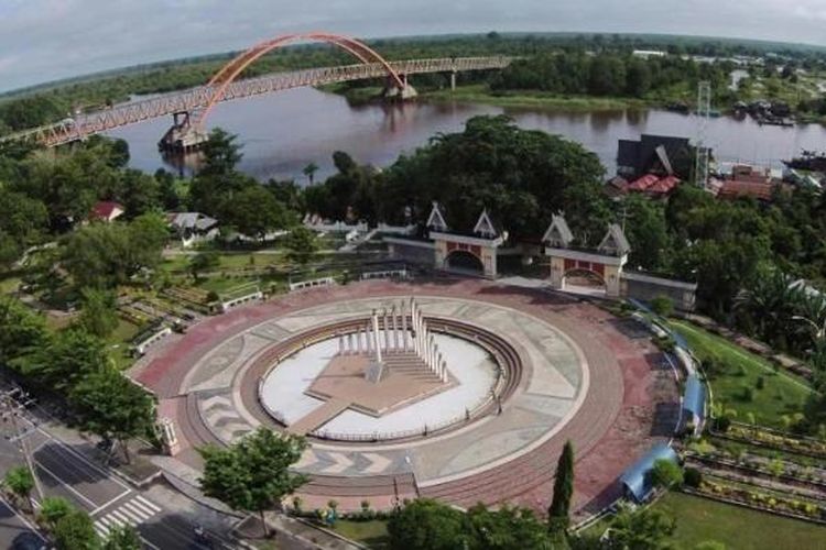 Tugu Soekarno, tempat Presiden Soekarno meresmikan pembangunan Kota Palangka Raya pada 17 Juli 1957. Monumen terletak di jantung Kota Palangka Raya, Kalimantan Tengah. Foto karya Markurius S yang masuk dalam 10 nominator berdasar like terbanyak di Facebook.