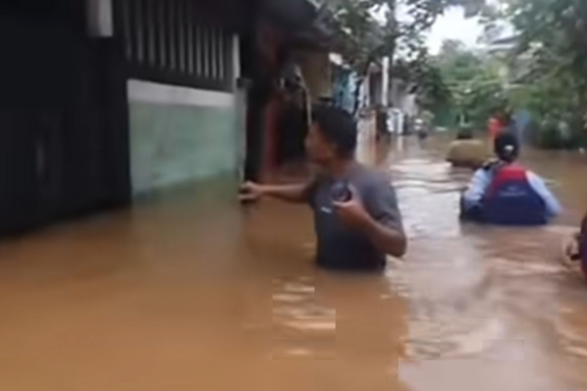 Banjir setinggi sekitar 1 meter merendam Perumahan Griya Cikeas, Desa Cicadas, Kecamatan Gunung Putri, Kabupaten Bogor, Jawa Barat, Senin (29/12/2025) sore.