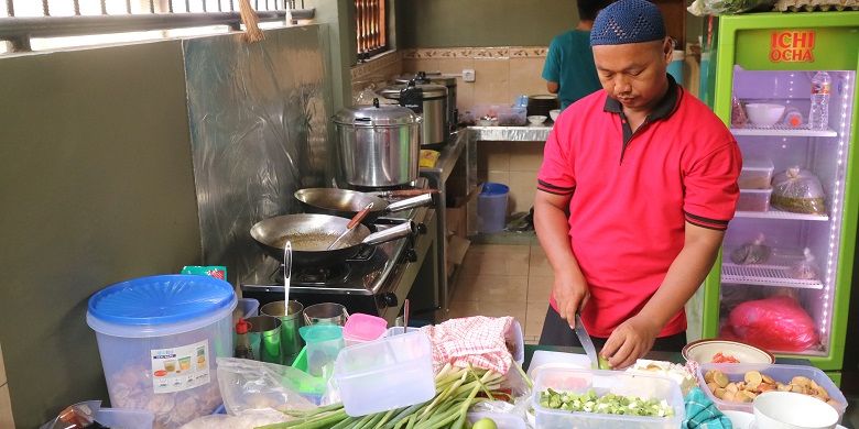 Pemilik warung makan Republik Jengkol, Fatoni (47) tengah memersiapkan bahan-bahan untuk sajian tongseng jengkol di cabang pertama Republik Jengkol di Jalan Raya Bogor KM 24 No 27 tepat di samping pool taxi Blue Bird, Jakarta Timur, Selasa (4/4/2017). Fatoni merupakan seorang pelukis dan desainer grafis sebelum terjun ke bidang kuliner.