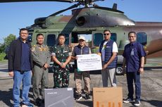 Menurut laporan South China Morning Post, Selasa , Walker S2 merupakan robot humanoid berukuran dewasa dengan kaki, badan, dan lengan yang dirancang agar dapat bergerak di ruang yang sama dengan manusia. UBTECH mengembangkan Walker S2 dengan pendekatan embodied intelligence, yakni kecerdasan buatan yang menyatu langsung dengan tubuh fisik robot. Pendekatan ini memungkinkan robot merespons lingkungan nyata yang dinamis dan tidak selalu teratur secara lebih adaptif.Robot ini dilengkapi sistem penggantian baterai otomatis, memungkinkan Walker S2 mengganti baterainya sendiri tanpa campur tangan manusia dan meminimalkan waktu henti. Baca juga: Kafe Jepang dengan Pelayan Robot, Dikendalikan oleh Mereka yang Tidak Bisa Keluar RumahUntuk menjaga keseimbangan dan keselamatan, robot mengandalkan kombinasi kamera, sensor kedalaman, serta sensor gaya pada persendian guna memantau lingkungan sekitar dan menghindari tabrakan. Perpaduan perangkat keras dan perangkat lunak tersebut membuat Walker S2 dirancang sebagai pekerja serbaguna, bukan sekadar mesin dengan satu fungsi terbatas.Dalam proyek Fangchenggang, Walker S2 akan membantu mengatur antrean penumpang, mengarahkan kendaraan, serta menjawab pertanyaan sederhana dari pelintas batas. 