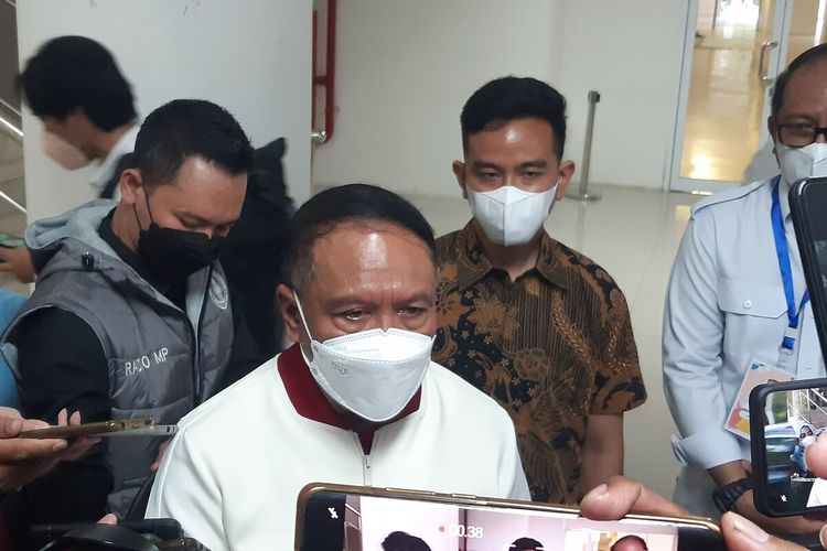 Menteri Pemuda dan Olahraga (Menpora) Zainudin Amali dan Wali Kota Solo Gibran Rakabuming Raka menutup Festival Pelajar Nusantara 2022 di Stadion Manahan Solo, Jawa Tengah, Senin (31/10/2022).