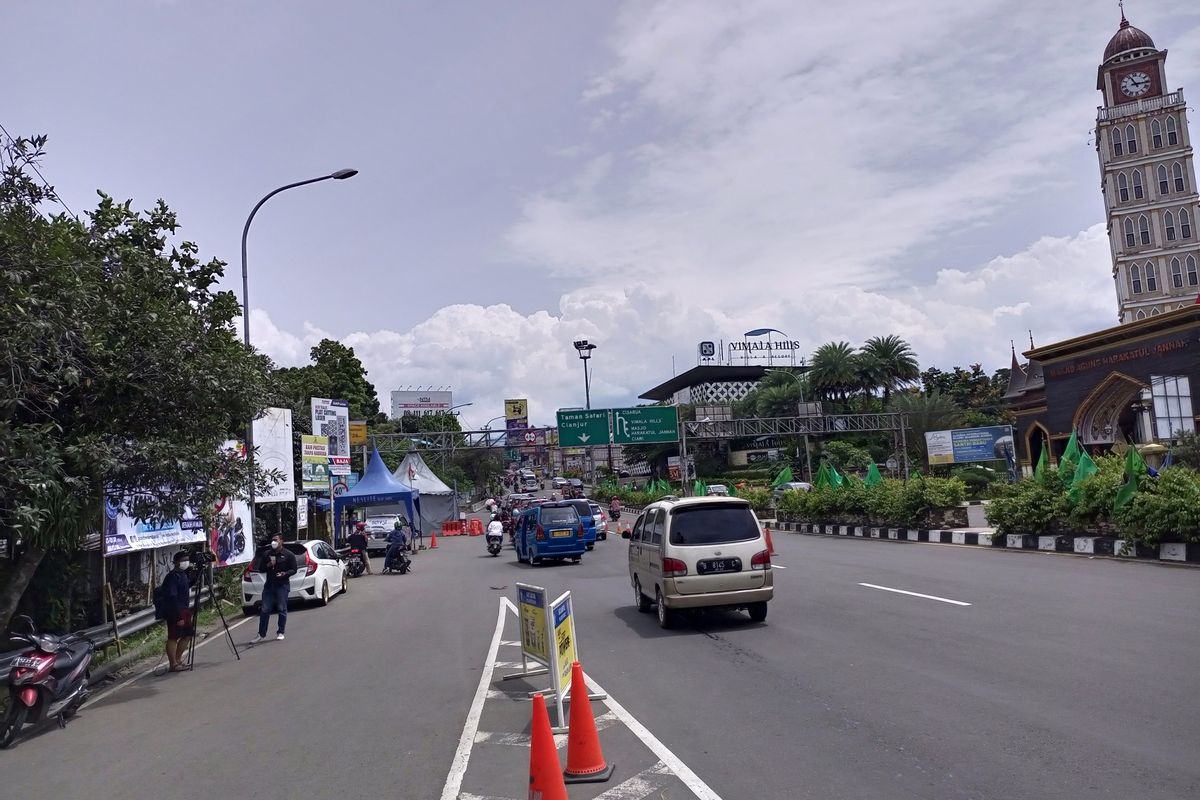 Sejumlah kendaraan kembali setelah liburan melalui Jalur Puncak Bogor, Jawa Barat, Minggu (2/1/2022).