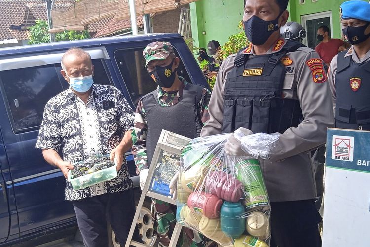 Kabid Humas Polda Lampung, Kombes Zahwani Pandra Arsyad menunjukkan kotak amal berbentuk celengan plastik yang ditemukan dari gudang kantor LAZ BM ABA cabang Pringsewu, Kamis (4/11/2021).