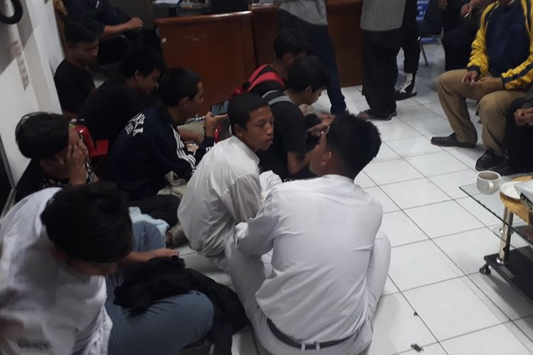 Sejumlah pelajar diamankan di Stasiun Bekasi saat hendak menuju Gedung DPR/MPR RI, Jakarta Pusat, Senin (30/10/2019).