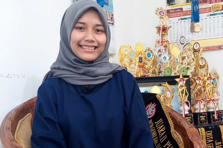 Shafna Puspita Prastya peserta Kartu Indonesia Pintar Kuliah (KIP-K) berhasil lolos masuk UGM melalui jalur SNMPTN 2022.