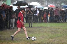 Momen Jokowi Hujan-hujanan Main Bola, Sambut Timnas Lolos Babak 16 Besar Piala Asia