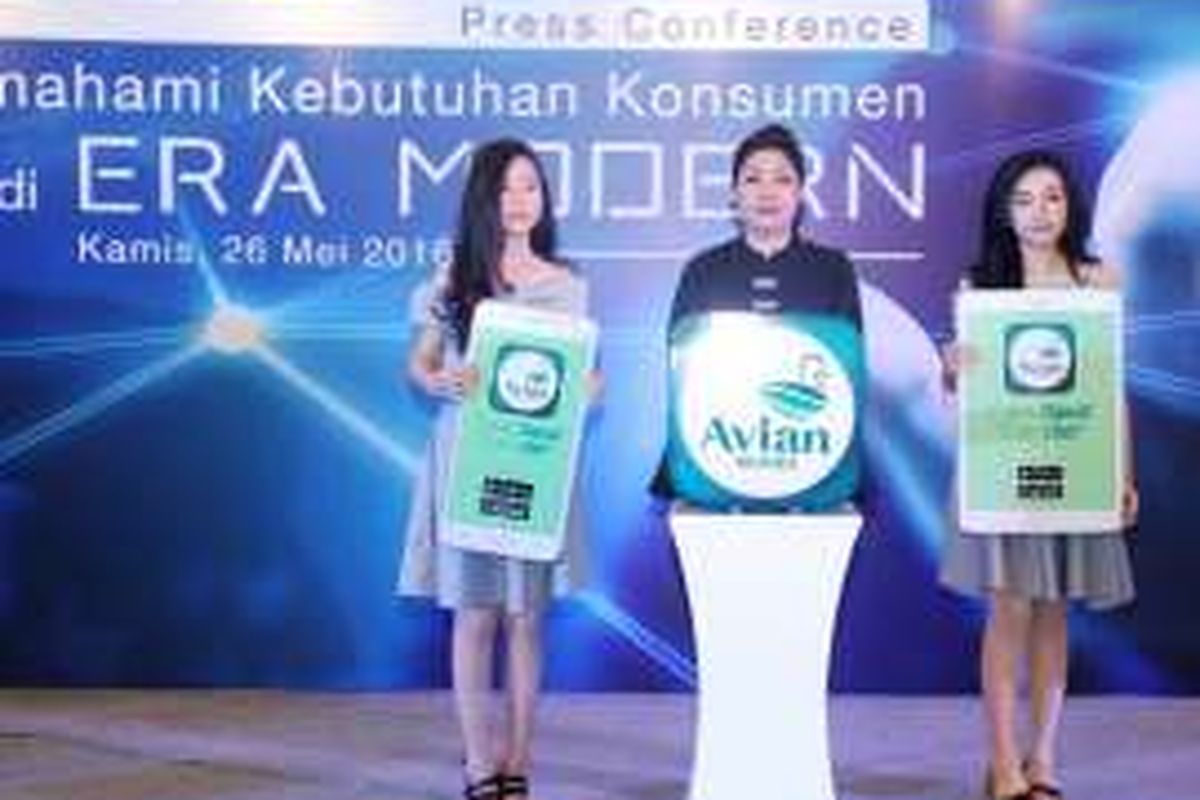 Deputy Marketing Director Avian Brands,Novi Christiana (tengah) meresmikan AVIAN Mobile Apps dalam acara Press Conference 