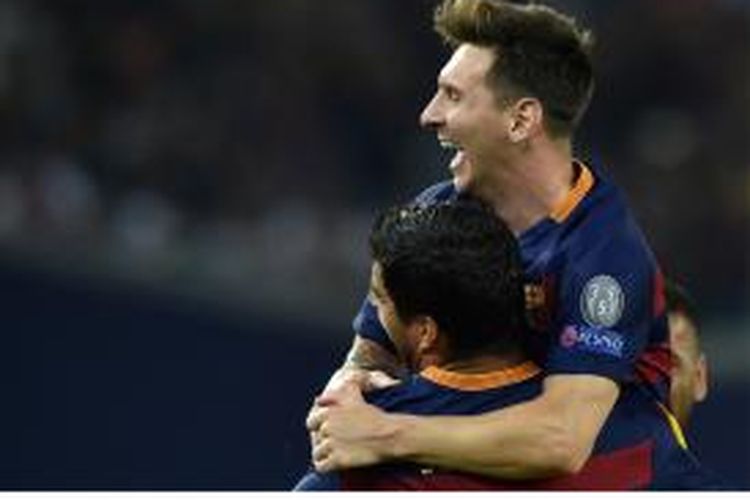 Penyerang Barcelona Lionel Messi melakukan selebrasi setelah mencetak gol ke gawang Sevilla pada laga Piala Super Eropa di Tbilisi, Selasa (11/8/2015).
