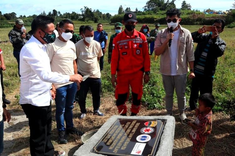 Jembatan Harapan diresmikan EVP Telkom Regional 1, Semly Saalino dan Wakil Bupati Humbahas Oloan Paniaran Nababan dengan peletakan prasati dan uji coba jembatan, Sabtu (31/7/2021)