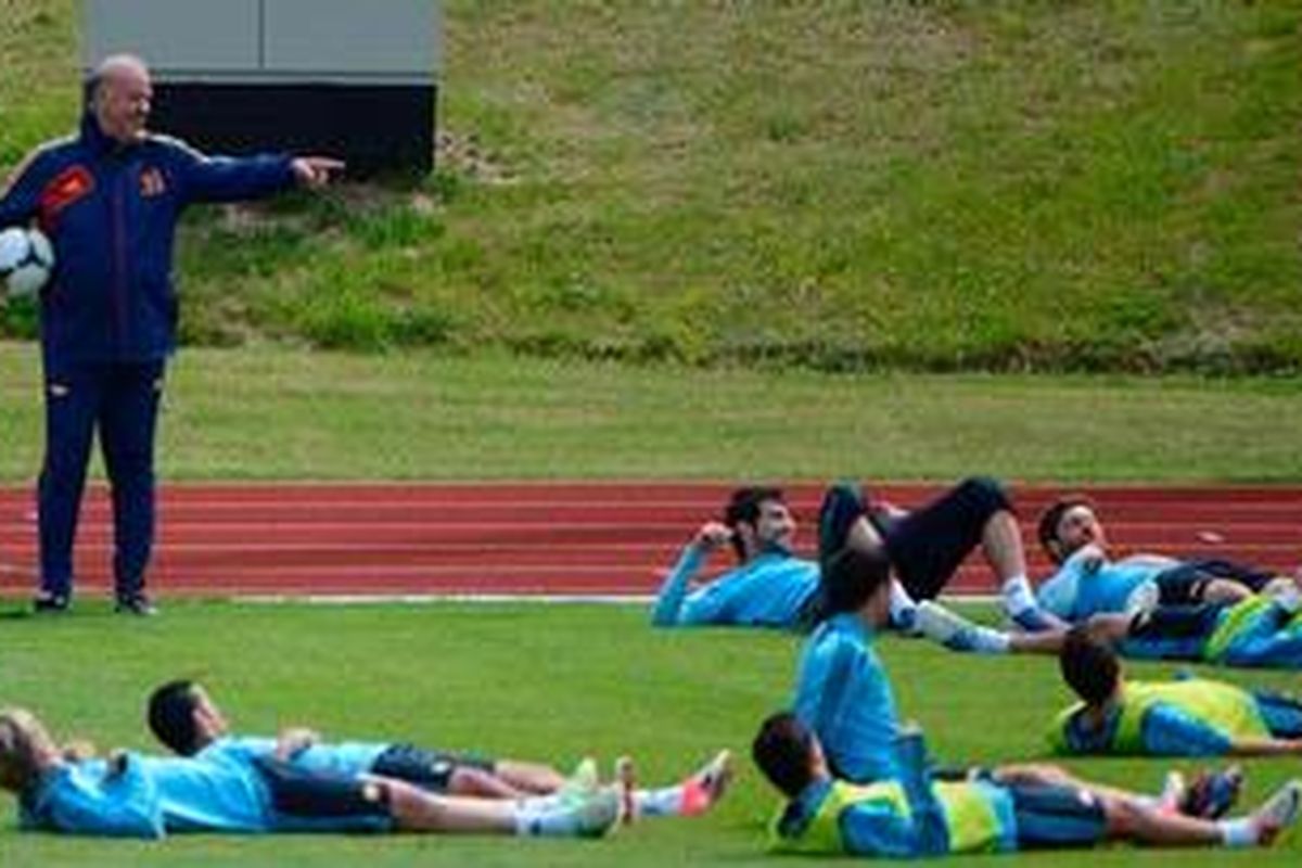 Pelatih Vicente Del Bosque mengawasi timnya berlatih sebagai persiapan melawan Kroasia pada laga terakhir Grup C, Senin atau Selasa (19/6/2012) dini hari WIB.