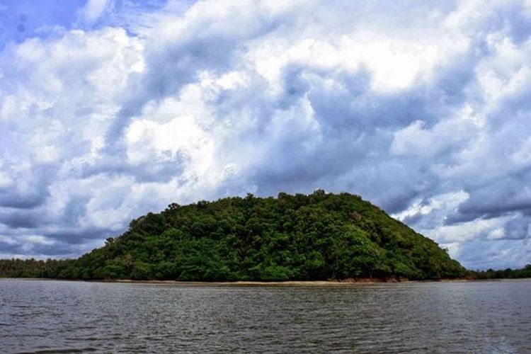 Lokasi Tanjung Saranjana di Pulau Laut yang diyakini merupakan lokasi Kota Saranjana. Saranjana menjadi ramai diperbincangan karena foto penampakan Kota Saranjana yang viral di media sosial.