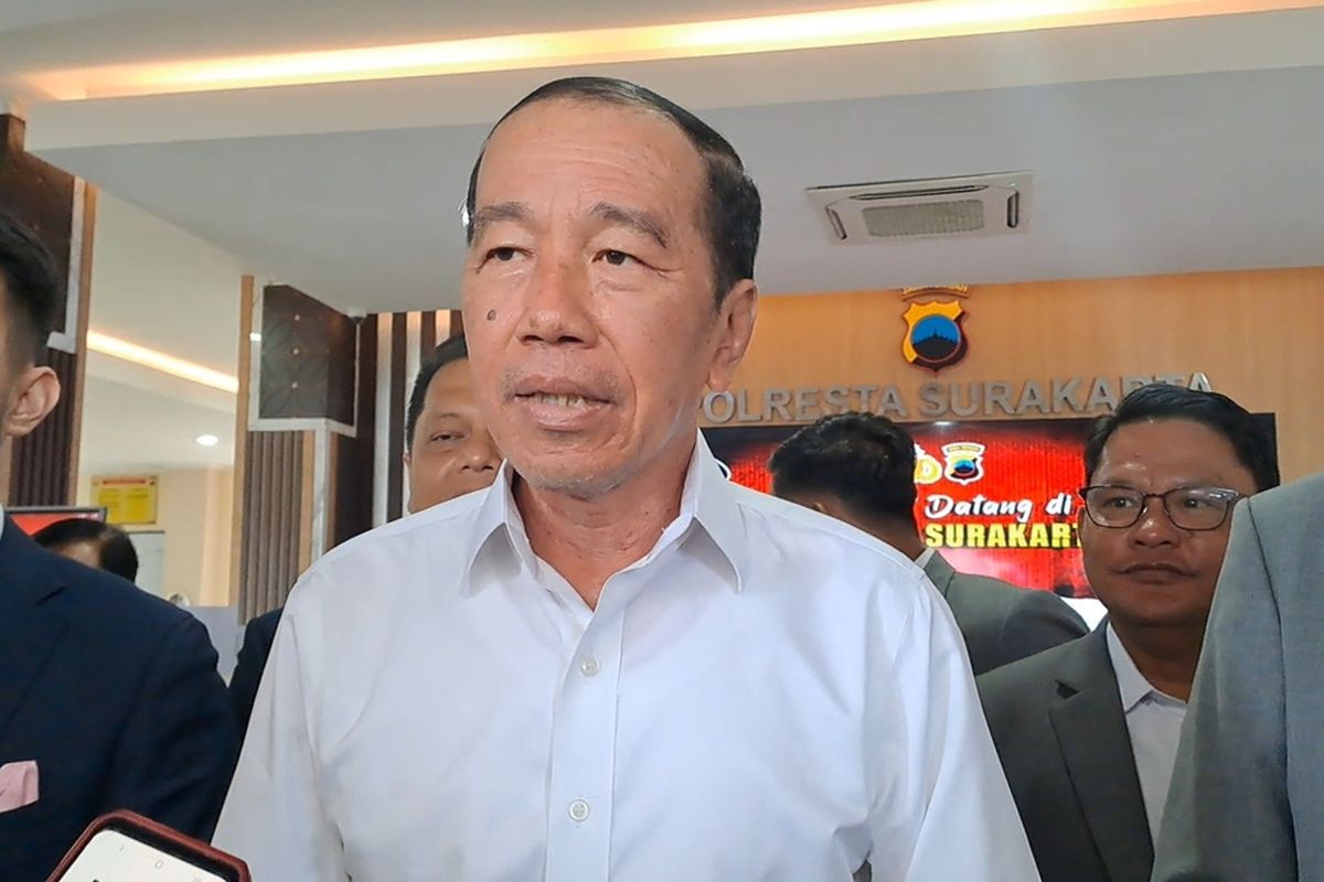 Presiden ke-7 Joko Widodo (Jokowi) setelah melakukan pemeriksaan soal tudingan ijazah palsu di Polresta Solo, Jawa Tengah, pada Rabu (23/7/2025).
