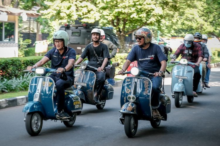 Menteri Pariwisata dan Ekonomi Kreatif, Sandiaga Uno, menjajal Vespa listrik hasil konversi.