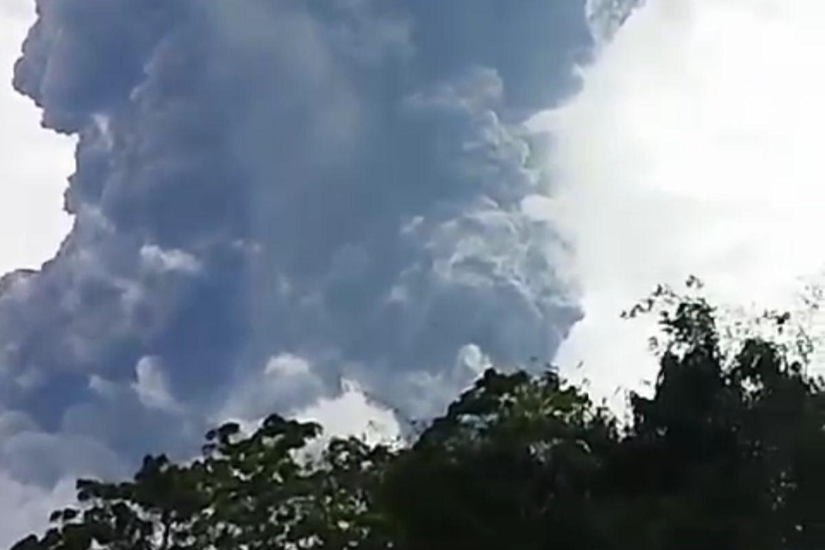 Gunung Marapi di Sumbar meletus