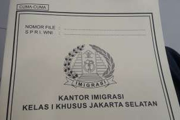 Mengurus paspor di Kantor Imigrasi Kelas 1 Khusus Jakarta Selatan, Senin (24/10/2016). 
