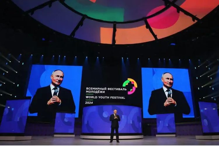 Presiden Rusia Vladimir Putin menyampaikan pidato pada upacara penutupan Festival Pemuda Dunia 2024 menjelang pemilu ini.