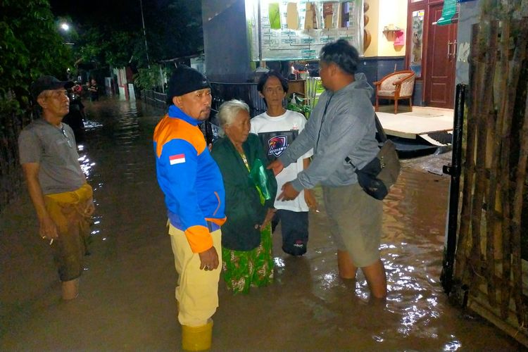 Banjir merendam ratusan rumah di Desa Kalimas, Kecamatan Besuki, Kabupaten Situbondo, Provinsi Jawa Timur pada Minggu (17/3/2024) pukul 23.00 WIB. 