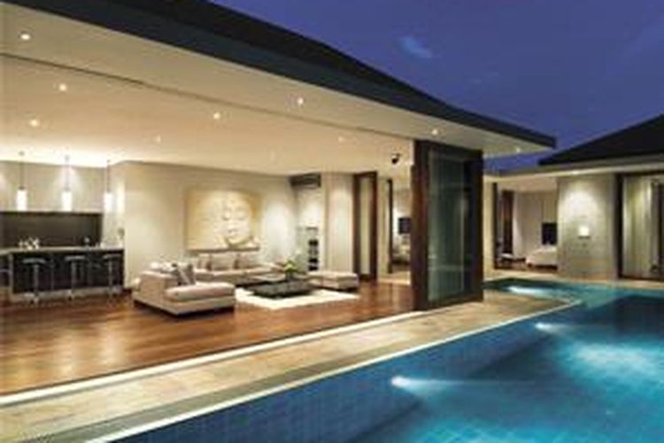 Anda dan keluarga bisa bersantai di ruang keluarga yang dikemas mewah.