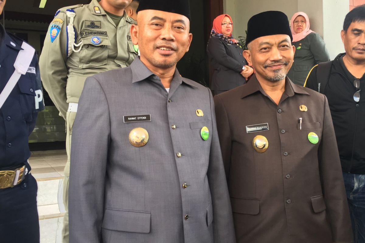 Wali Kota Bekasi, Rahmat Effendi (kiri) dan Wakil Wali Kota Bekasi, Ahmad Syaikhu (kanan) usai melakukan rapat di Gedung DPRD Kota Bekasi, Kamis (8/7/2017).