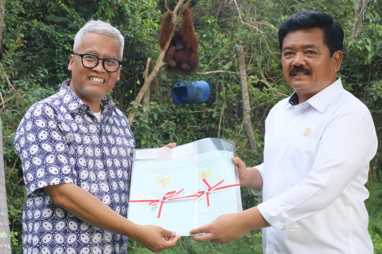 Menteri Agraria dan Tata Ruang/Kepala Badan Pertanahan Nasional (ATR/BPN), Hadi Tjahjanto menyerahkan 2 sertifikat Hak Pakai kepada Borneo Orangutan Survival Foundation (BOSF). 