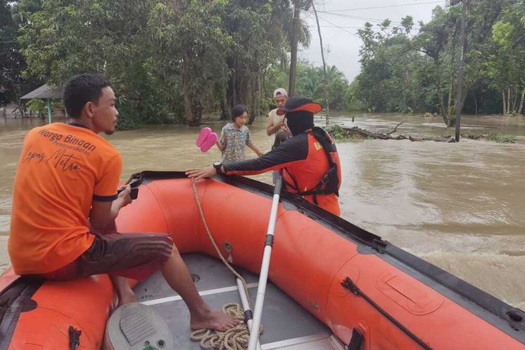 Personel Basarnas Lampung mengevakuasi warga yang terdampak banjir di Kabupaten Tulang Bawang, Kamis (9/3/2023).